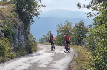 Sodelavci GMI na kolesarskem izletu po krasu